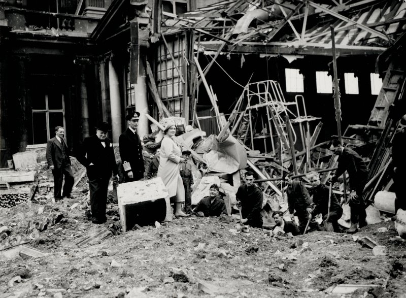 Re Giorgio VI e la Regina Elisabetta, insieme a Winston Churchill, ispezionano i danni delle bombe, presumibilmente a Buckingham Palace da English Photographer