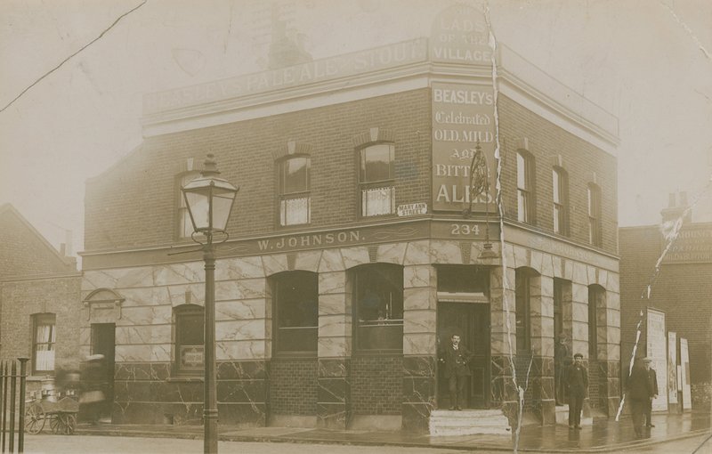 Ragazzi del Villaggio, Mary Anne Street, Stepney, Londra da English Photographer