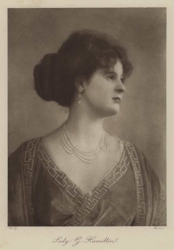 Lady G Hamilton (foto b/n) da English Photographer