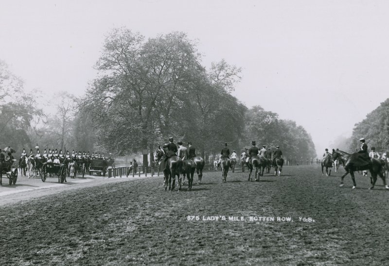 Ladys Mile, Rotten Row, Hyde Park, Londra da English Photographer