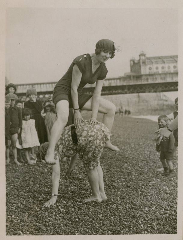 Giocando a cavalluccio sulla spiaggia di Brighton da English Photographer