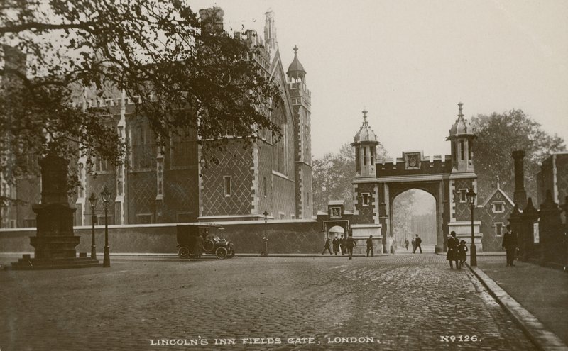 Lincolns Inn Fields Gate, Londra da English Photographer