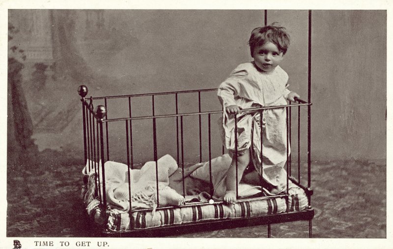 Bambino in una culla da English Photographer
