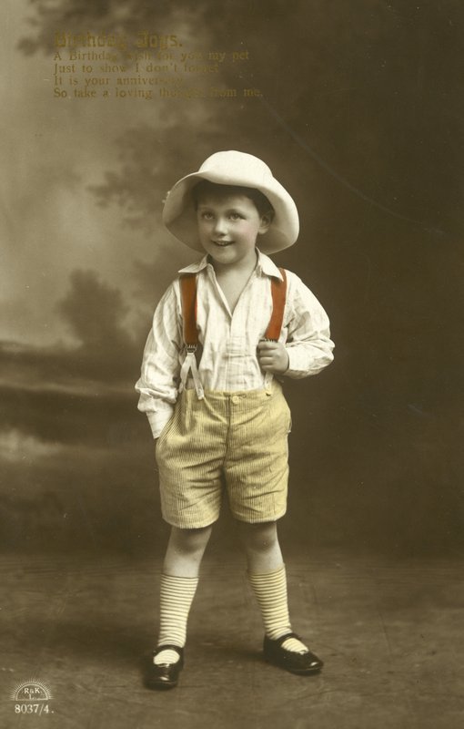Bambino con bretelle rosse da English Photographer