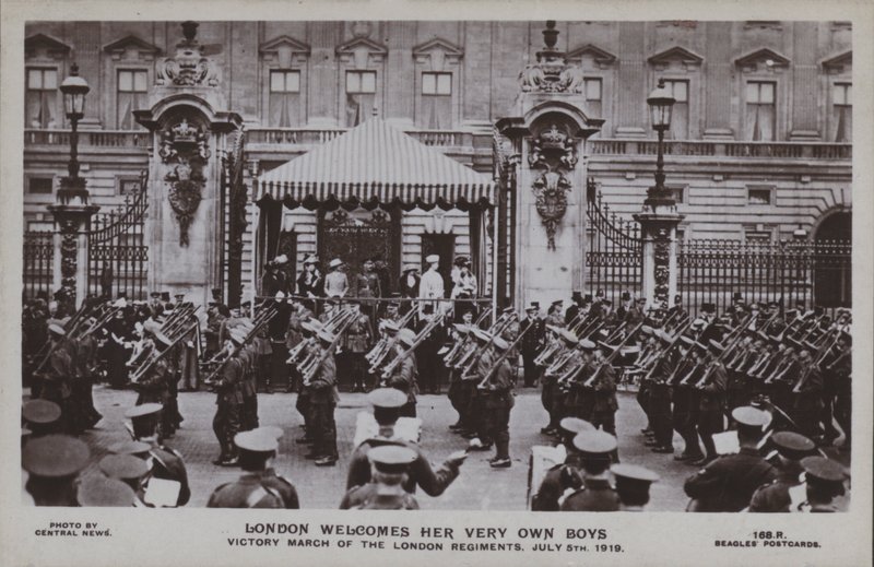 Londra accoglie i suoi ragazzi, marcia della vittoria dei reggimenti di Londra, 5 luglio 1919 da English Photographer