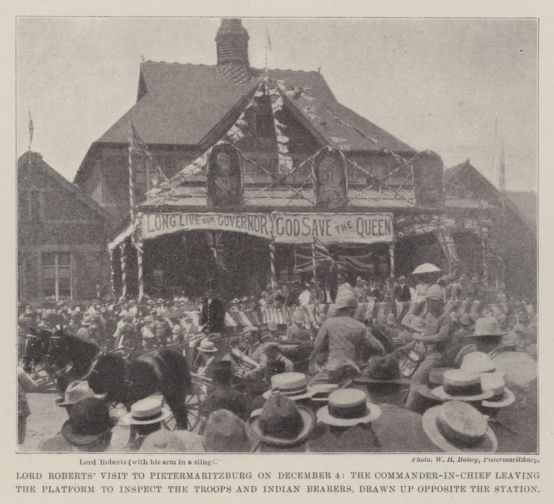 La visita di Lord Roberts a Pietermaritzburg il 4 dicembre, il Comandante in Capo lascia la piattaforma per ispezionare le truppe e i portatori indiani, schierati di fronte alla stazione da English Photographer