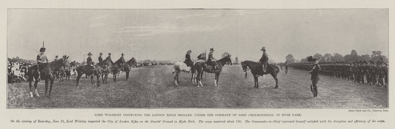 Lord Wolseley ispeziona la London Rifle Brigade, sotto il comando di Lord Cholmondeley, a Hyde Park da English Photographer