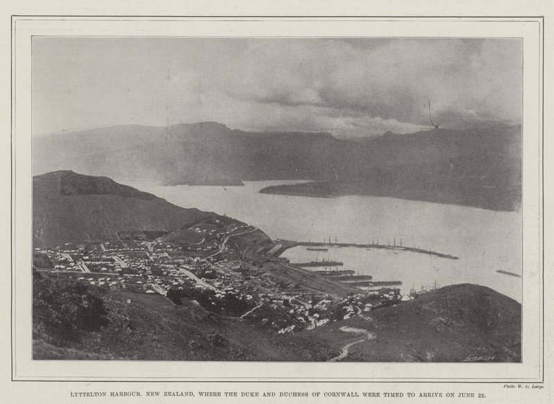Porto di Lyttelton, Nuova Zelanda, dove il Duca e la Duchessa di Cornovaglia dovevano arrivare il 22 giugno da English Photographer