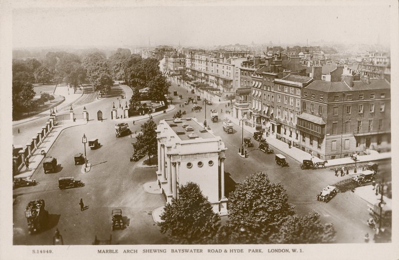 Marble Arch mostrando Bayswater Road e Hyde Park, Londra da English Photographer