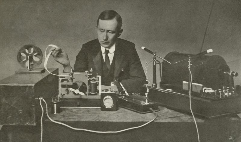 Marconi con un primo apparecchio wireless da English Photographer