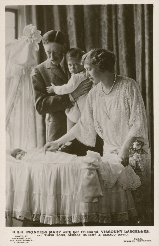 Mary, Principessa Reale, e suo marito, Visconte Lascelles, con i loro figli, George e Gerald da English Photographer