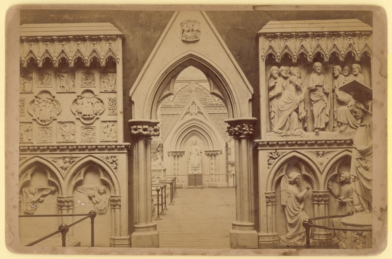 Corte Medievale, Crystal Palace, Sydenham, Londra da English Photographer