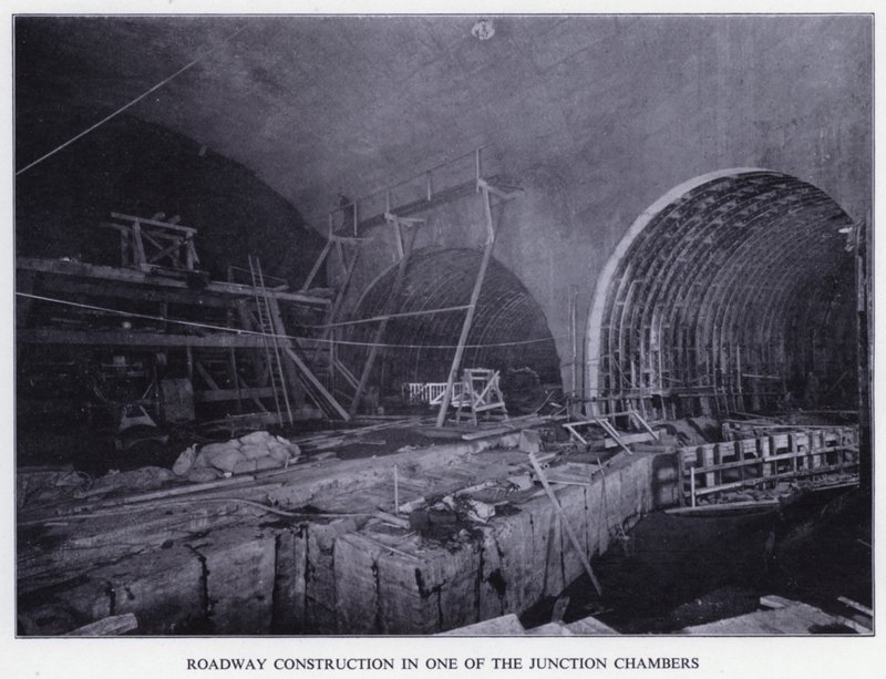Tunnel del Mersey: Costruzione della Strada in una delle Camere di Giunzione da English Photographer