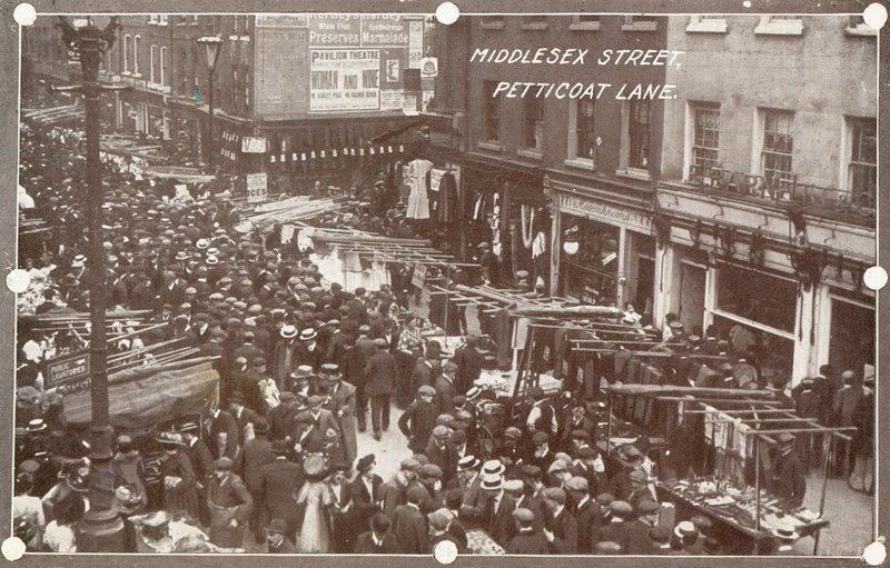 Middlesex Street su Petticoat Lane da English Photographer