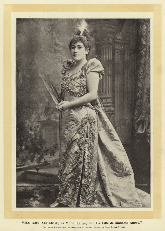 Miss Amy Augarde, come Mdlle Lange, in La Fille de Madame Angot da English Photographer