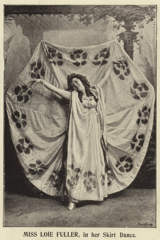 Miss Loie Fuller, nella sua danza con la gonna da English Photographer