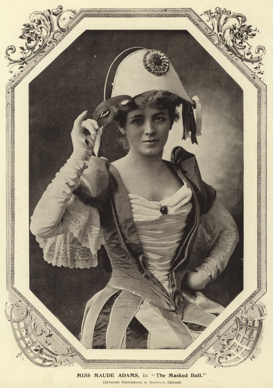 Miss Maude Adams, in Il ballo in maschera da English Photographer