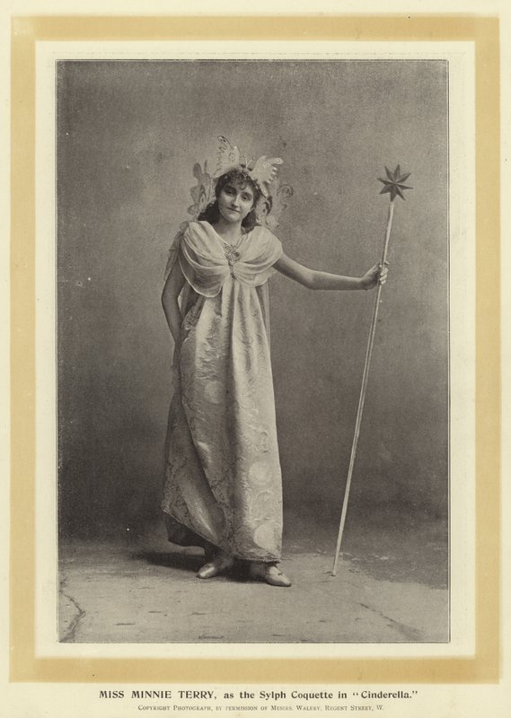 Miss Minnie Terry, come la Silfide Civetta in Cenerentola da English Photographer