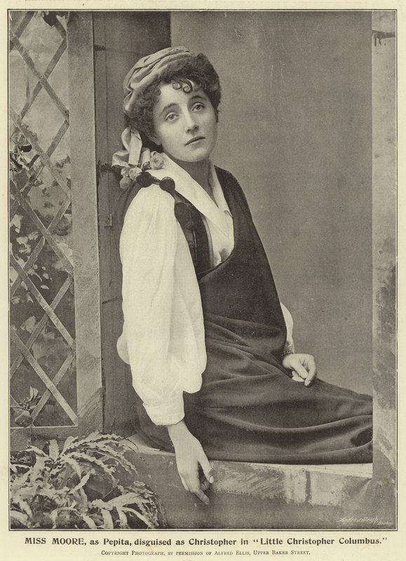 Miss Moore, come Pepita, travestita da Christopher in Little Christopher Columbus da English Photographer