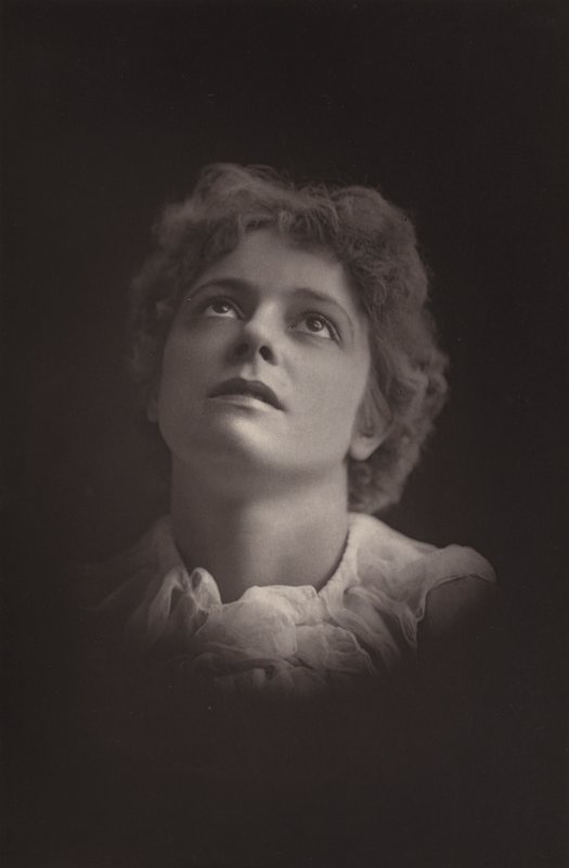 Miss Olga Brandon da English Photographer