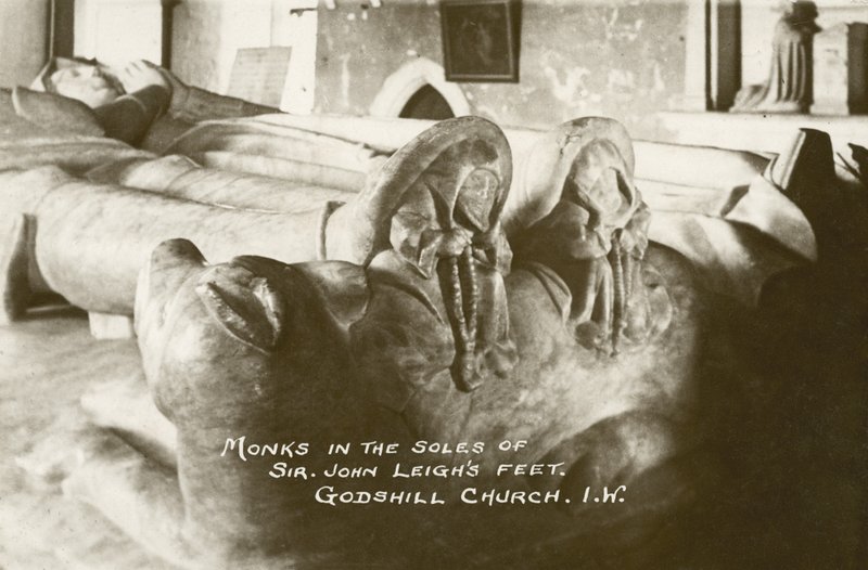 Monaci ai piedi di Sir John Leigh, Chiesa di Godshill, Isola di Wight, Inghilterra da English Photographer