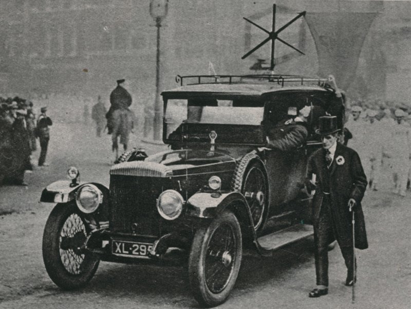 Automobile con apparecchio ricevente radio e un