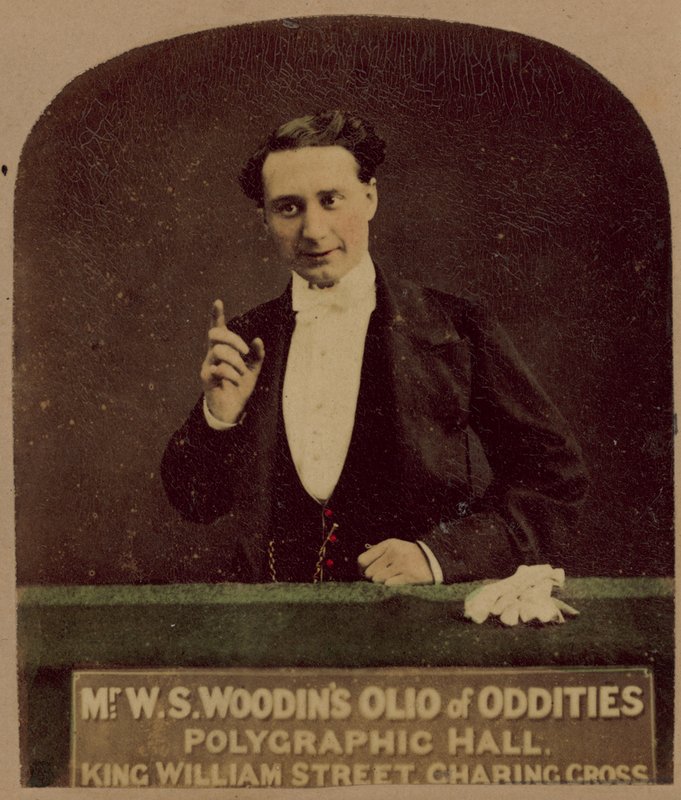 Mr W S Woodins Olio di stranezze da English Photographer