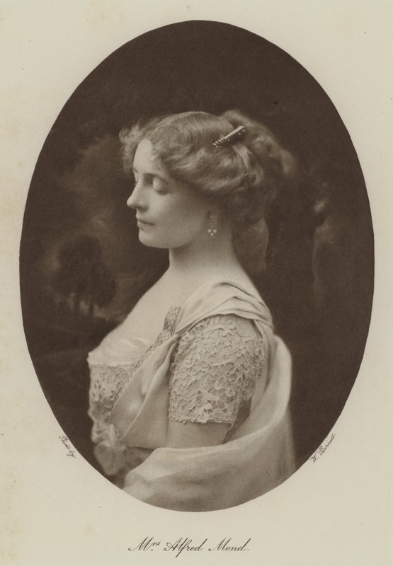 Signora Alfred Mond (foto b/n) da English Photographer