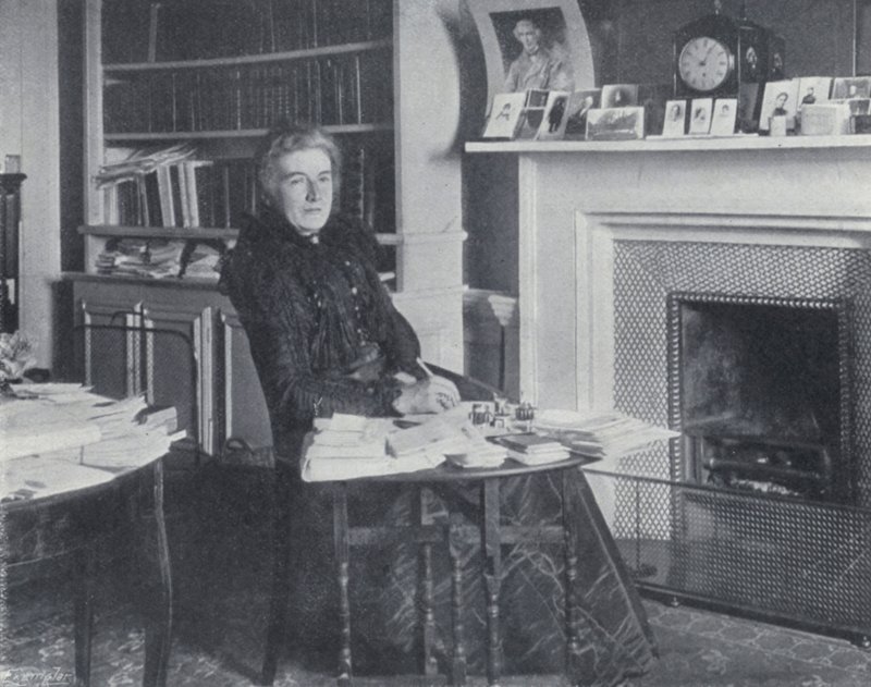 Mrs Humphry Ward nel suo studio da English Photographer