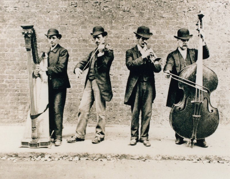 Musicisti a Greenwich nel 1884 da English Photographer
