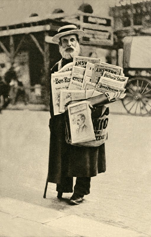 Venditore di giornali da English Photographer