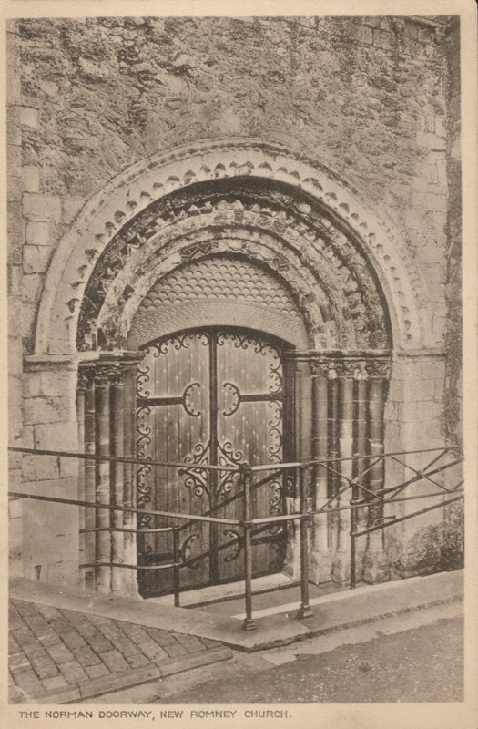Portale normanno della Chiesa di San Nicola, New Romney, Kent da English Photographer