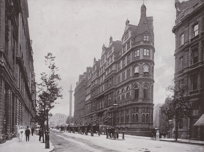 Northumberland Avenue, con il Constitutional Club da English Photographer