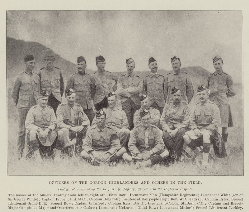 Ufficiali dei Gordon Highlanders e altri sul campo da English Photographer