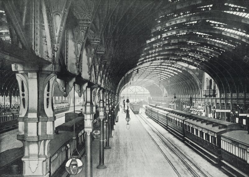 Stazione di Paddington, vista generale delle piattaforme (foto in b/n) da English Photographer
