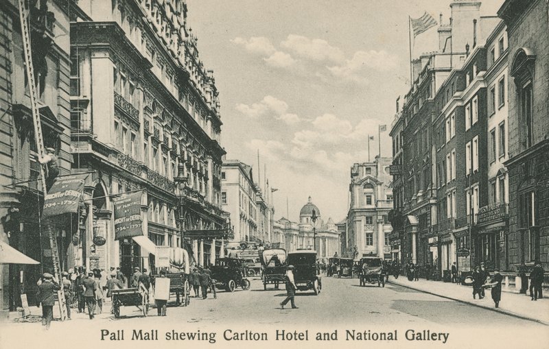 Pall Mall East con Carlton Hotel e National Gallery da English Photographer