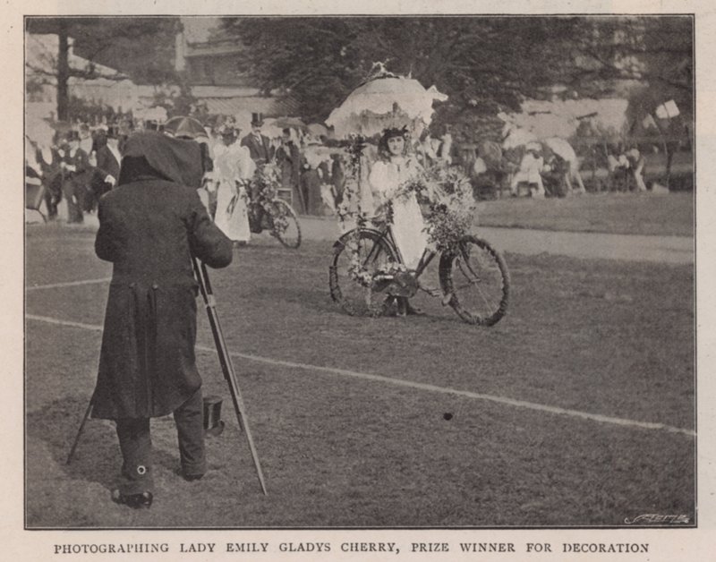 Fotografare Lady Emily Gladys Cherry, vincitrice del premio per la decorazione da English Photographer