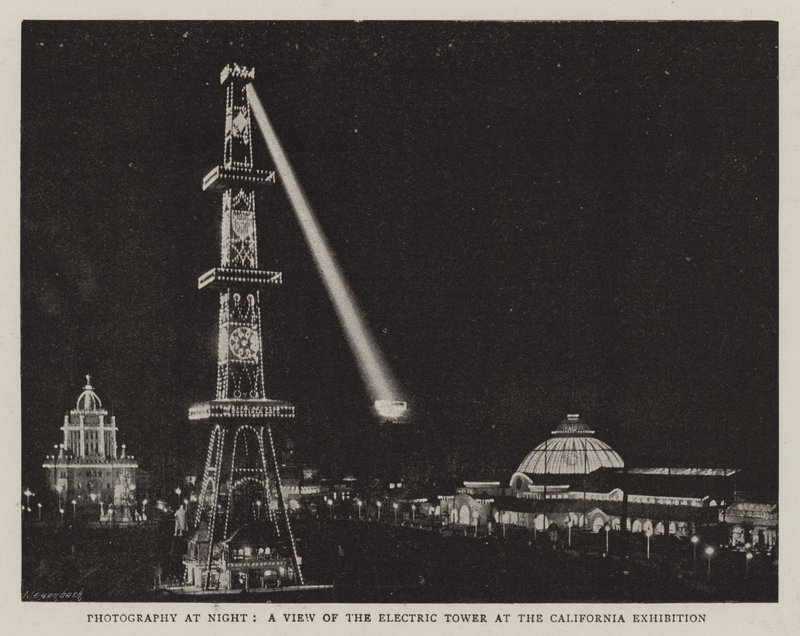 Fotografia notturna, una vista della Torre Elettrica all