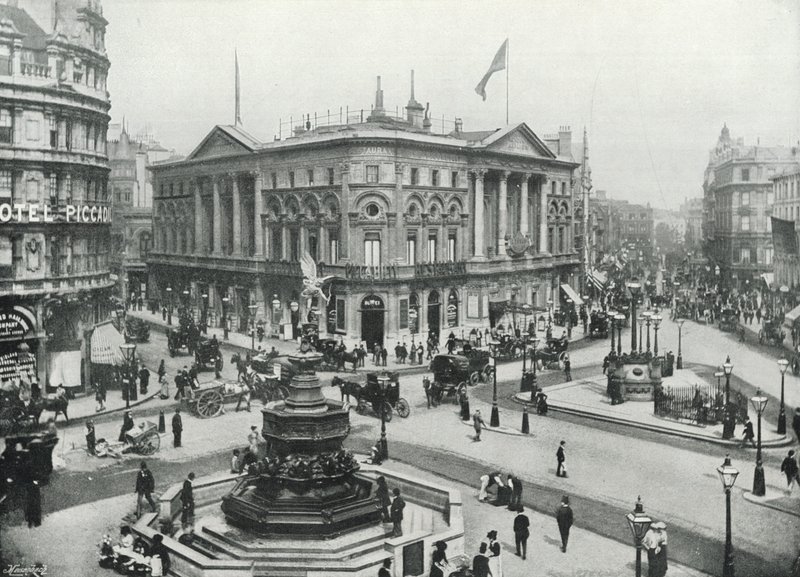 Piccadilly Circus, con la Fontana Memoriale di Shaftesbury e il London Pavilion (foto in b/n) da English Photographer