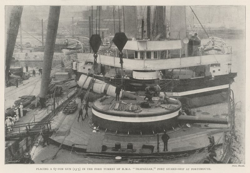 Posizionamento di un cannone da 67 tonnellate (13,5) nella torretta anteriore della HMS Trafalgar, nave di guardia del porto a Portsmouth da English Photographer