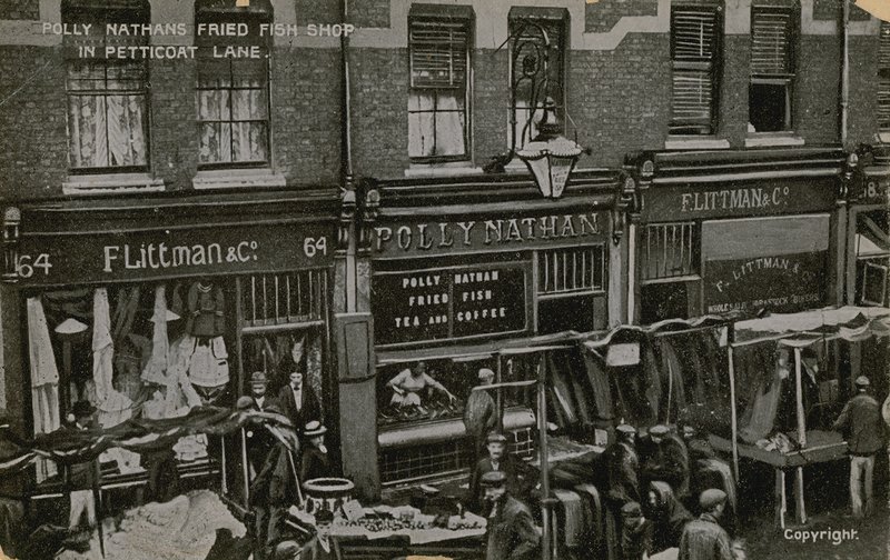 Negozio di pesce fritto di Polly Nathans, Petticoat Lane, Londra da English Photographer