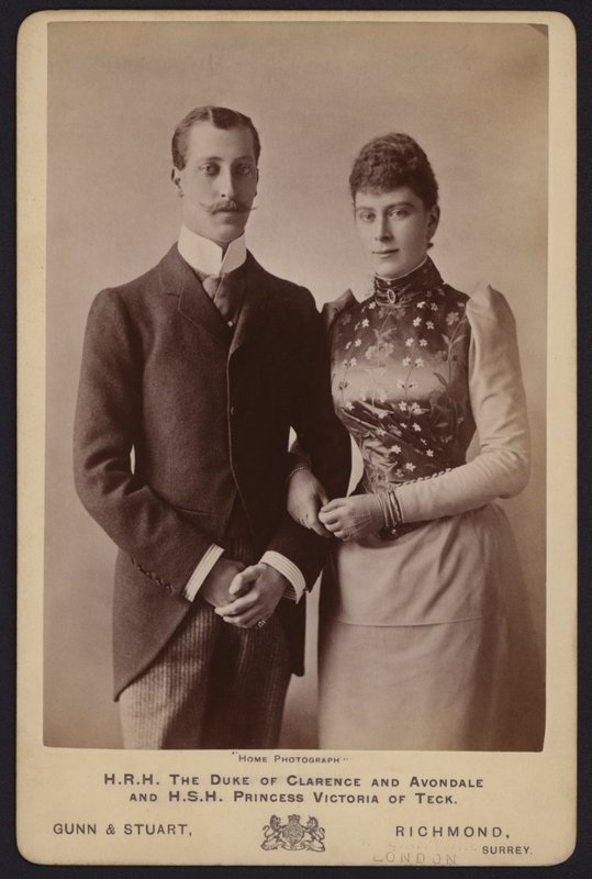 Ritratto, Principe Alberto Vittorio, figlio maggiore del Re Edoardo VII, e Principessa Mary di Teck (foto b/n) da English Photographer