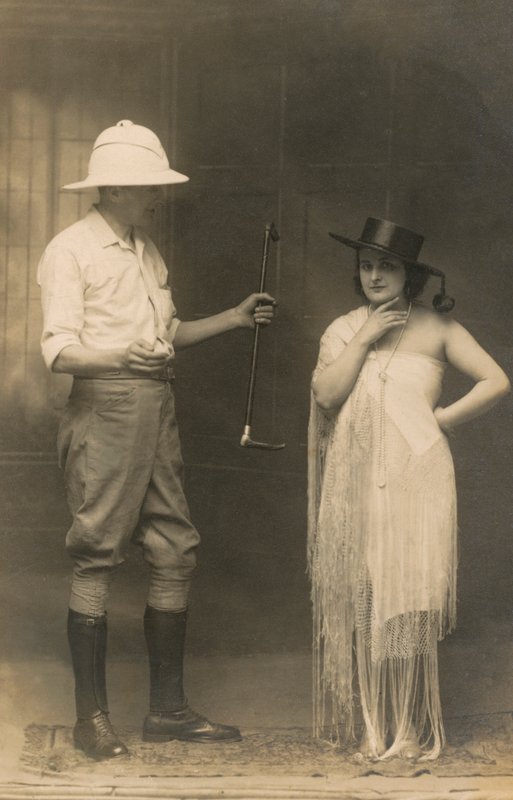 Ritratto di un uomo vestito per cavalcare e una donna con cappello e abito da English Photographer