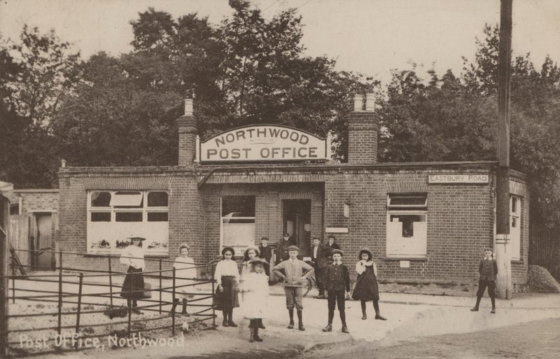 Ufficio postale, Northwood, Londra da English Photographer