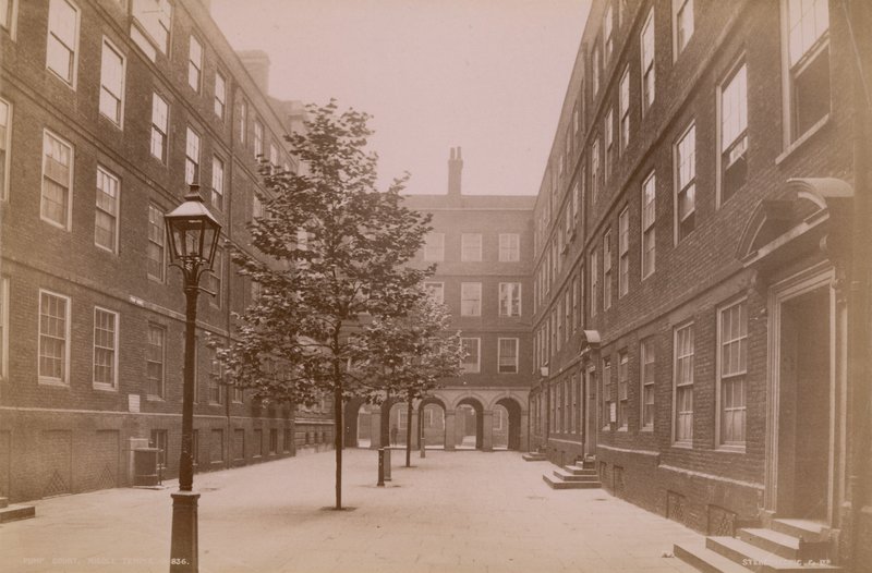 Cartolina con Pump Court nel Middle Temple da English Photographer
