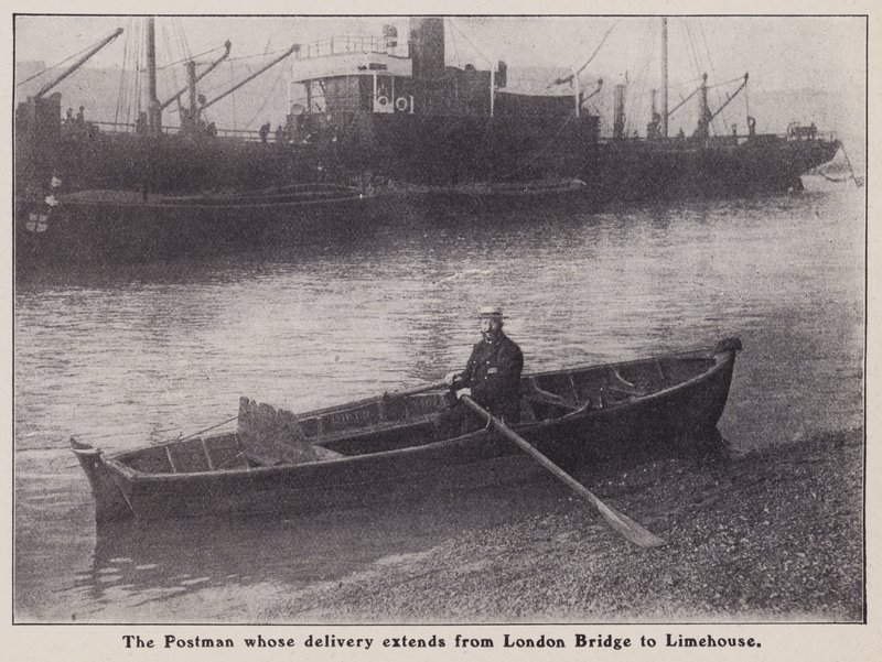 Postino la cui consegna si estende dal London Bridge a Limehouse in una barca sul fiume Tamigi, Londra da English Photographer