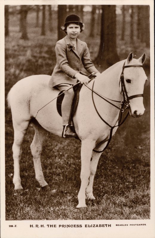 Principessa Elisabetta (poi Regina Elisabetta II) che cavalca un pony bianco da English Photographer