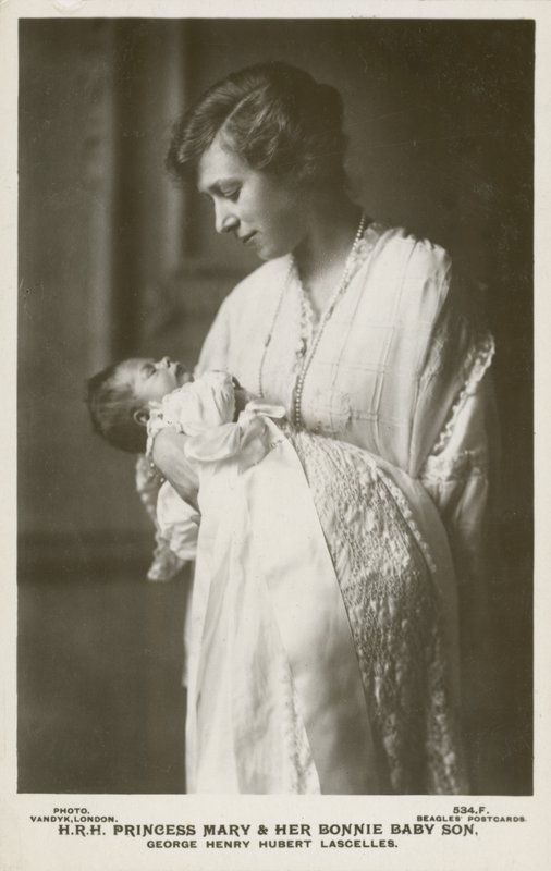 Principessa Mary, Viscontessa Lascelles, con il suo figlio maggiore, George da English Photographer