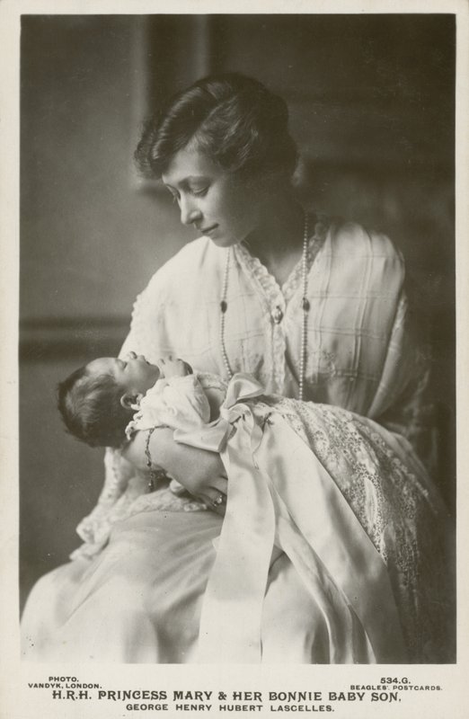 Principessa Mary, Viscontessa Lascelles, con il suo figlio maggiore, George da English Photographer