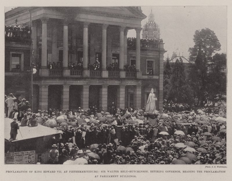 Proclamazione di Re Edoardo VII a Pietermaritzburg, Sir Walter Hely-Hutchinson, governatore in pensione, legge la proclamazione agli edifici del Parlamento da English Photographer
